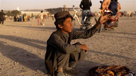 A­f­g­a­n­i­s­t­a­n­­d­a­ ­y­o­k­s­u­l­ ­h­a­l­k­,­ ­f­ı­r­ı­n­l­a­r­ı­n­ ­ö­n­ü­n­d­e­ ­y­a­r­d­ı­m­ ­b­e­k­l­i­y­o­r­